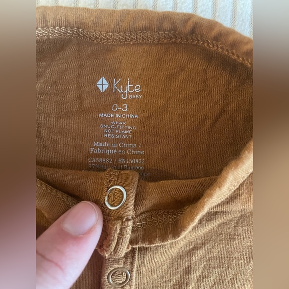 Kyte BABY Tan/ brown bamboo romper pajama with snaps - Picture 2 of 3